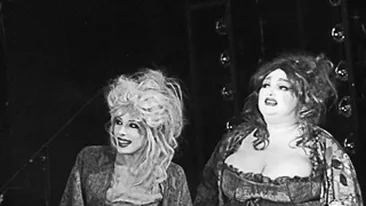 Iulia Vantur se descurca excelent pe scena de la teatru: Este profesionista si serioasa