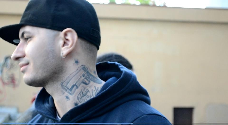 Cum l-a umilit Tarzy pe Abi Talent în plină stradă. Rapper-ul l-a luat de urechi pe “Regele României” și… De unde a pornit conflictul. VIDEO