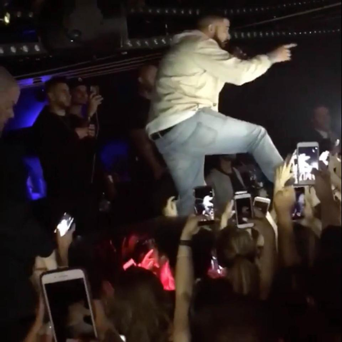 Drake a oprit un concert pentru a-şi certa unul dintre fani! Ce făcea bărbatul de i-a atras atenţia celebrului artist: „Dacă nu te potoleşti…”
