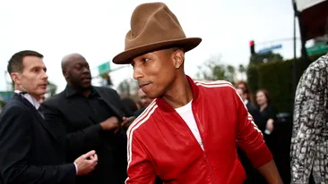 Pharrell si-a scos la vanzare palaria GIGANT cu care a facut senzatie la Grammy! Te ia ameteala daca cat a licitat un fan