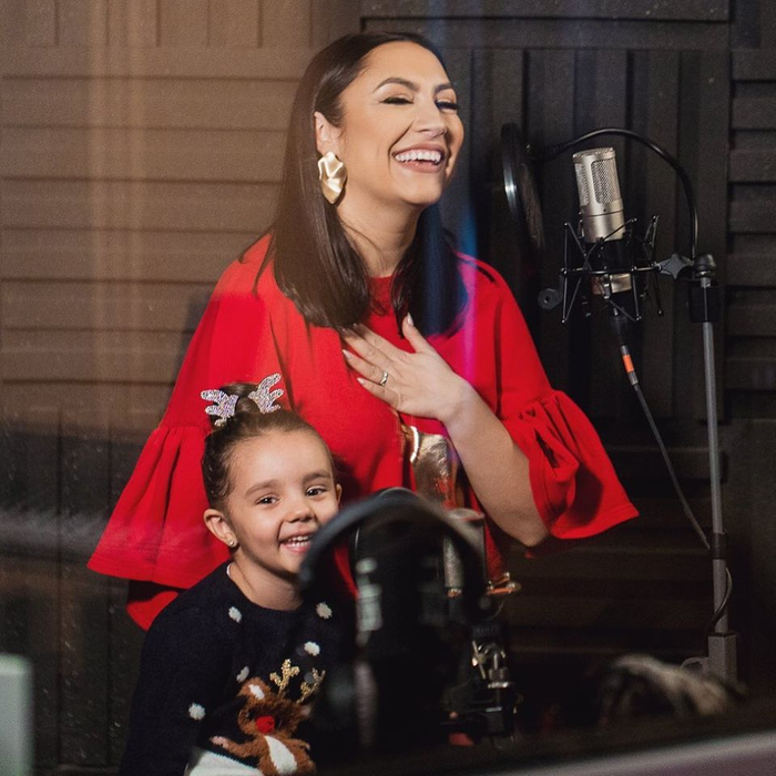 Andra, primul cântec de Crăciun lansat împreună cu fiica ei. Eva a moștenit talentul îndrăgitei artiste, iar versurile colindului sunt emoționante