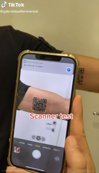 Un tânăr și-a tatuat un cod QR pe mână și a intrat într-un lanț celebru de fast-food! S-a apropiat de tejghea, iar angajații au rămas șocați când l-au scanat