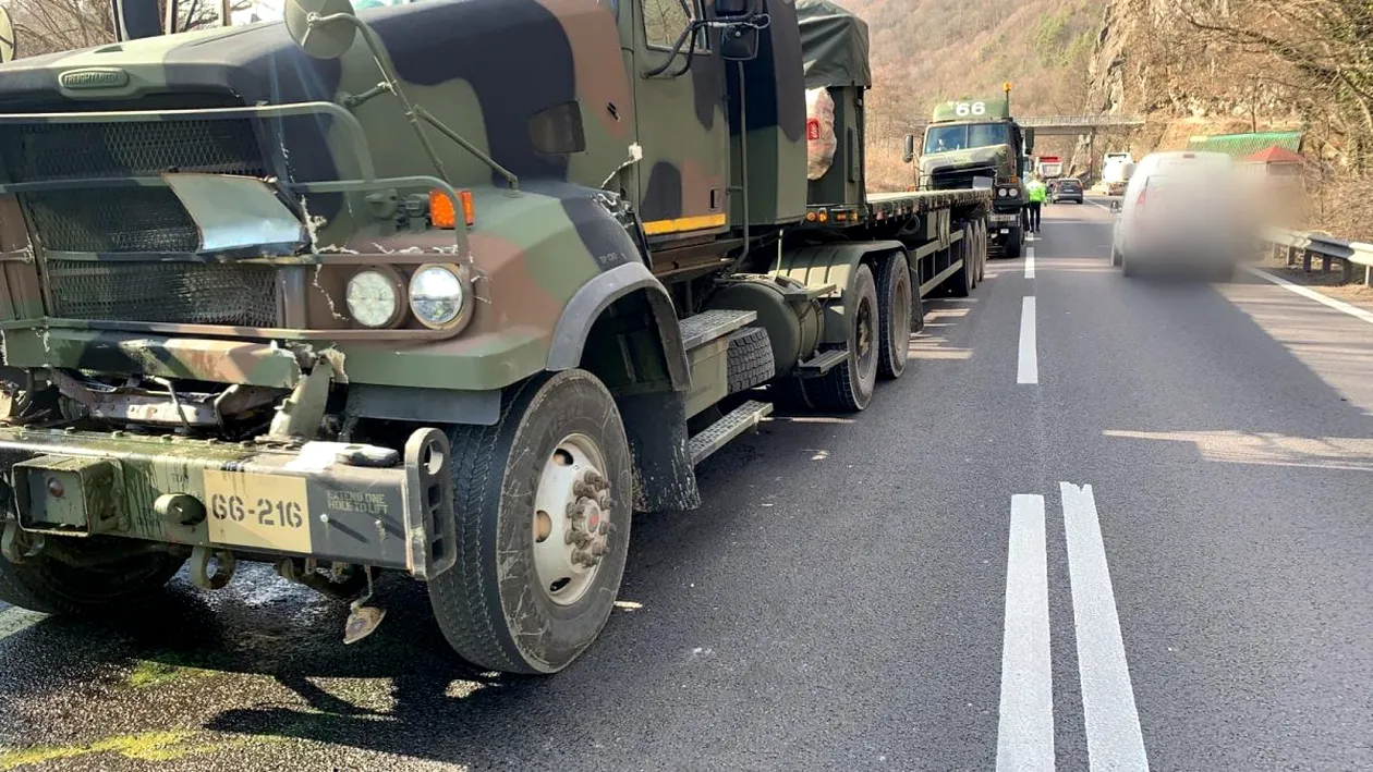 3 autovehicule militare NATO, implicate într-un accident pe Valea Oltului. Traficul este blocat