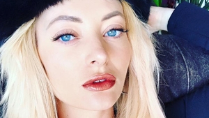 DELIA, cu părul "curcubeu"! Artista şi-a schimbat din nou look-ul