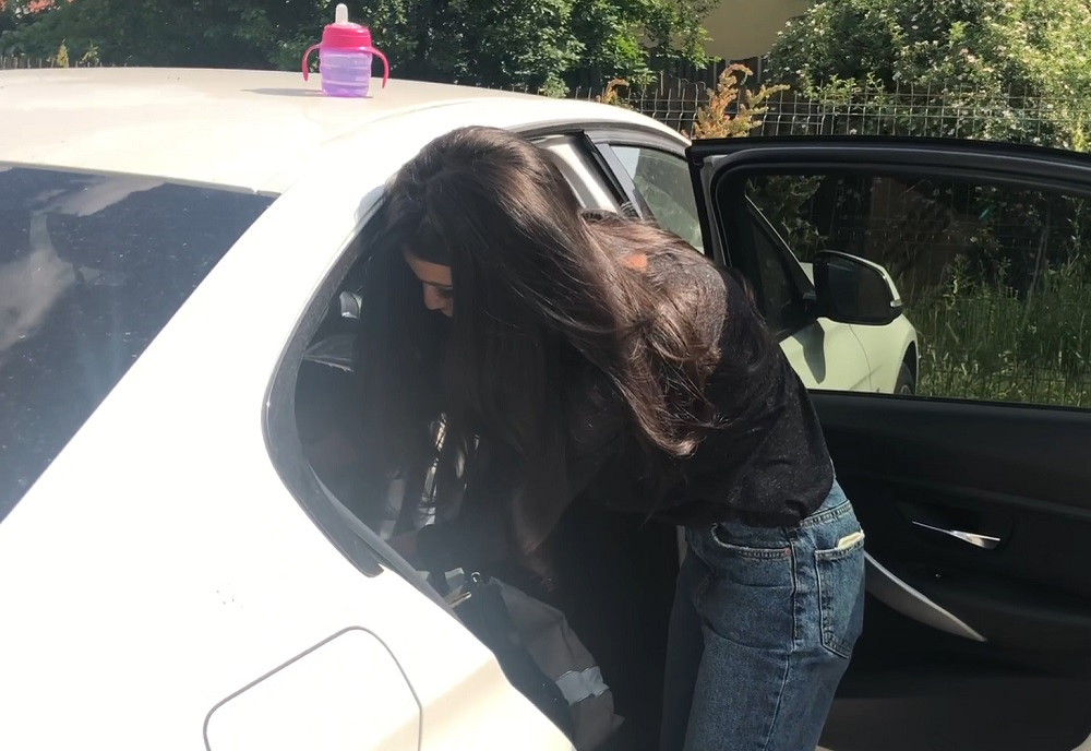 Anda Călin o așează pe micuța Anastasia în mașina