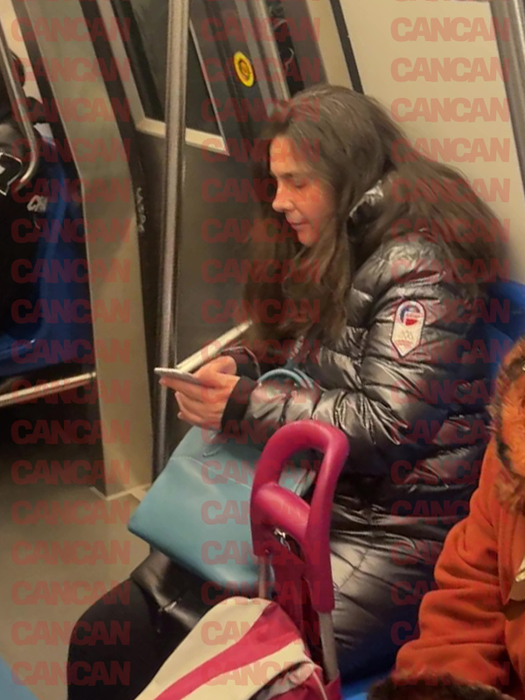 A stat „cumințică” în mijlocul de transport în comun / foto: CANCAN.RO