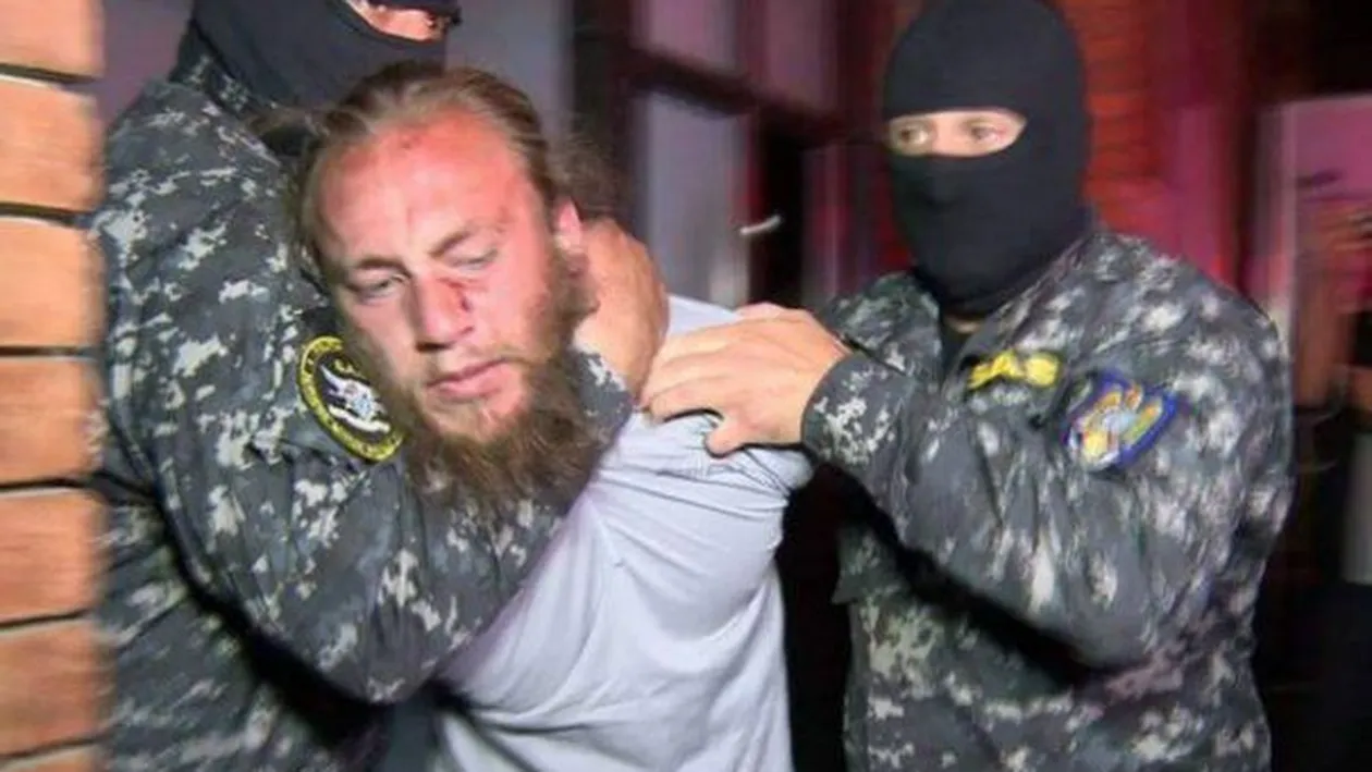 A omorât un poliţist cu 40 de lovituri de cuţit, apoi a fost găsit mort în celulă! Mama ucigaşului, dezvăluiri uluitoare: ”Se droga... Nu s-a sinucis, a fost omorât!”