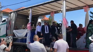 VIDEO | Nuntă inedită în Strehaia! Mirii și nuntașii au venit la biserică cu... tirul. S-au distrat, dar au primit și amenzi usturătoare