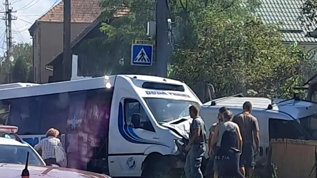 Accident grav în județul Mureș, pe Drumul Judeţean 152A. Un microbuz plin cu pasageri și un autoturism s-au izbit puternic. 16 persoane au fost rănite în urma impactului