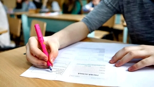 De necrezut ce a pățit o elevă din Mehedinți, după ce a fost prinsă cu telefonul la BAC! Instanța i-a dat dreptate