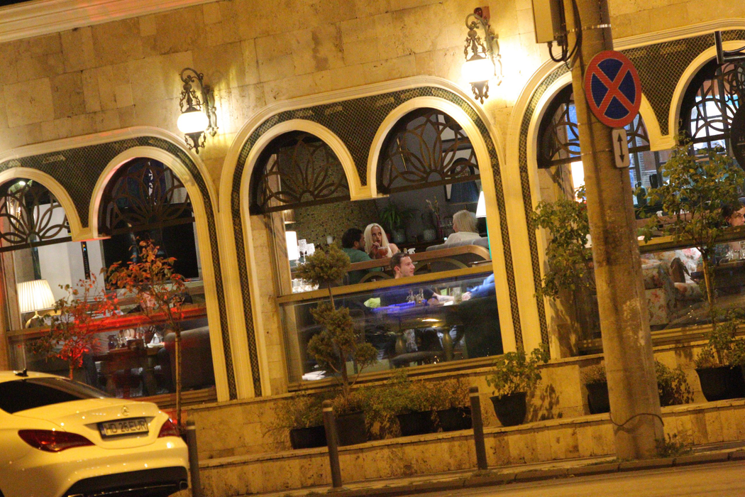 Anda Adam și noul iubit nu au făcut economie de gesturi tandre la restaurant