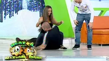VIDEO Catalin Zmarandescu a tavalit-o pe Roxana Vancea in direct! S-au batut in platoul de la Neata!