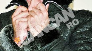 Parintii perversi de la Resita i-au lasat masca pe judecatori la primul termen in proces. Isi imprumutau fetita pentru orgii sexuale