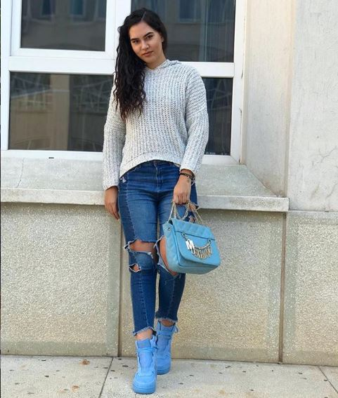 Flavia, iubita lui Dragoș Nedelcu, este studentă la Litere și are un fizic de fotomodel