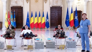 Imaginea cu Nicușor Dan, întins între două doamne, a devenit virală: ”Am crezut că e AI! Dă foarte rău”