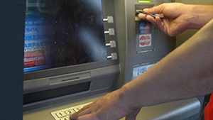 Românii şi-au băgat cardurile de sănătate în bancomat! Ce s-a întâmplat depăşeşte orice imaginaţie
