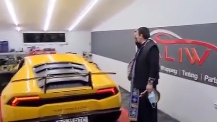 Se întâmplă în România! Un preot devenit viral, după ce a sfințit un... Lamborghini