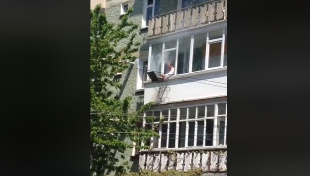 Un bărbat din Piatra Neamț a făcut grătarul pe geam. Sursă foto: Facebook Ciprian Cosma