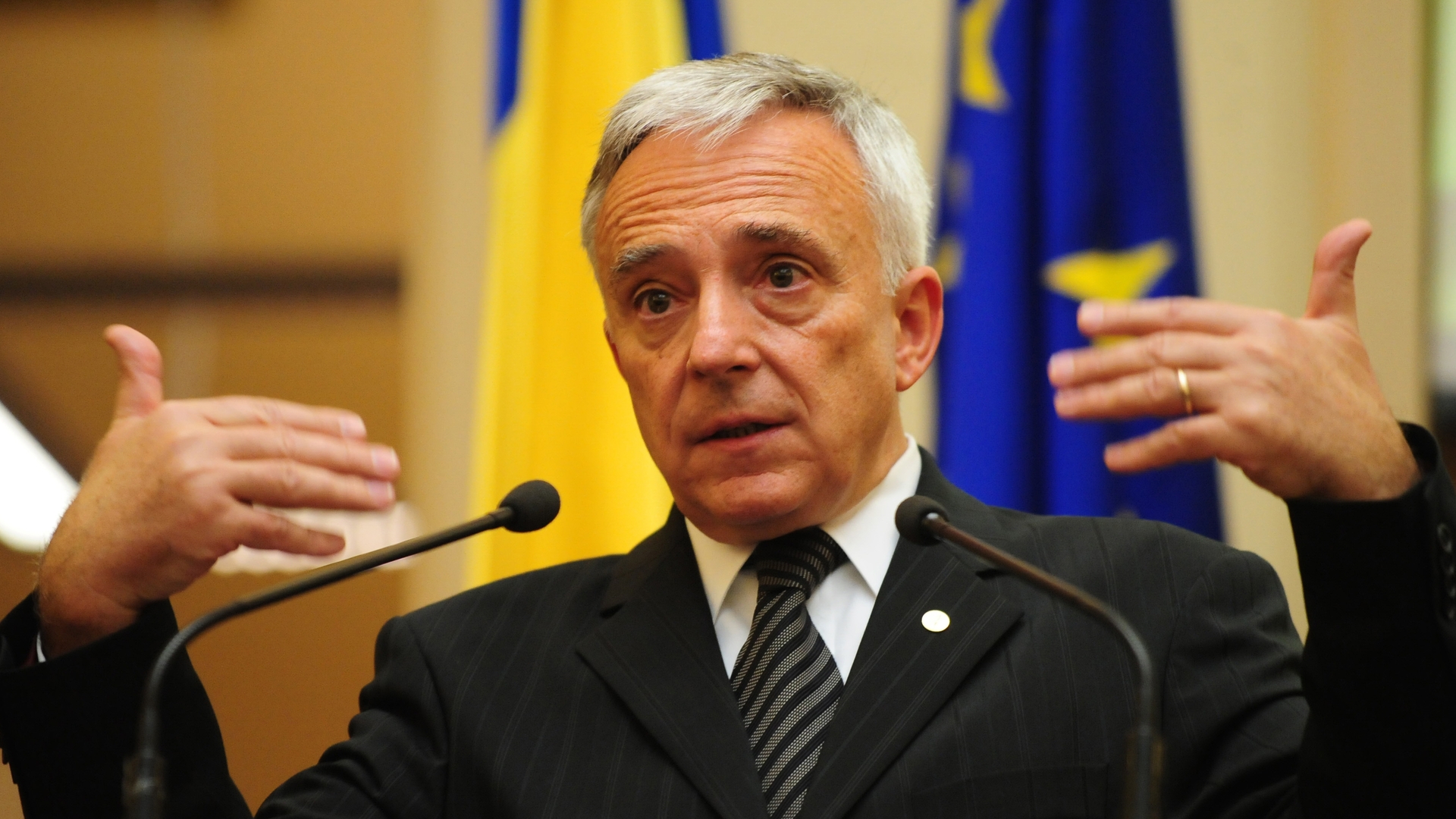 Mugur Isarescu isi deschide o pensiune turistica la Dragasani! Fiul guvernatorului a transformat o casa veche intr-o vila superba!