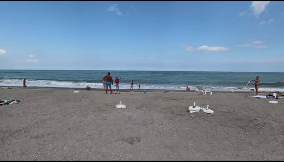 Câte minute faci pe plajă, de la șezlong până la mare, în stațiunea Mamaia. Un cuplu a cronometrat „experiența”