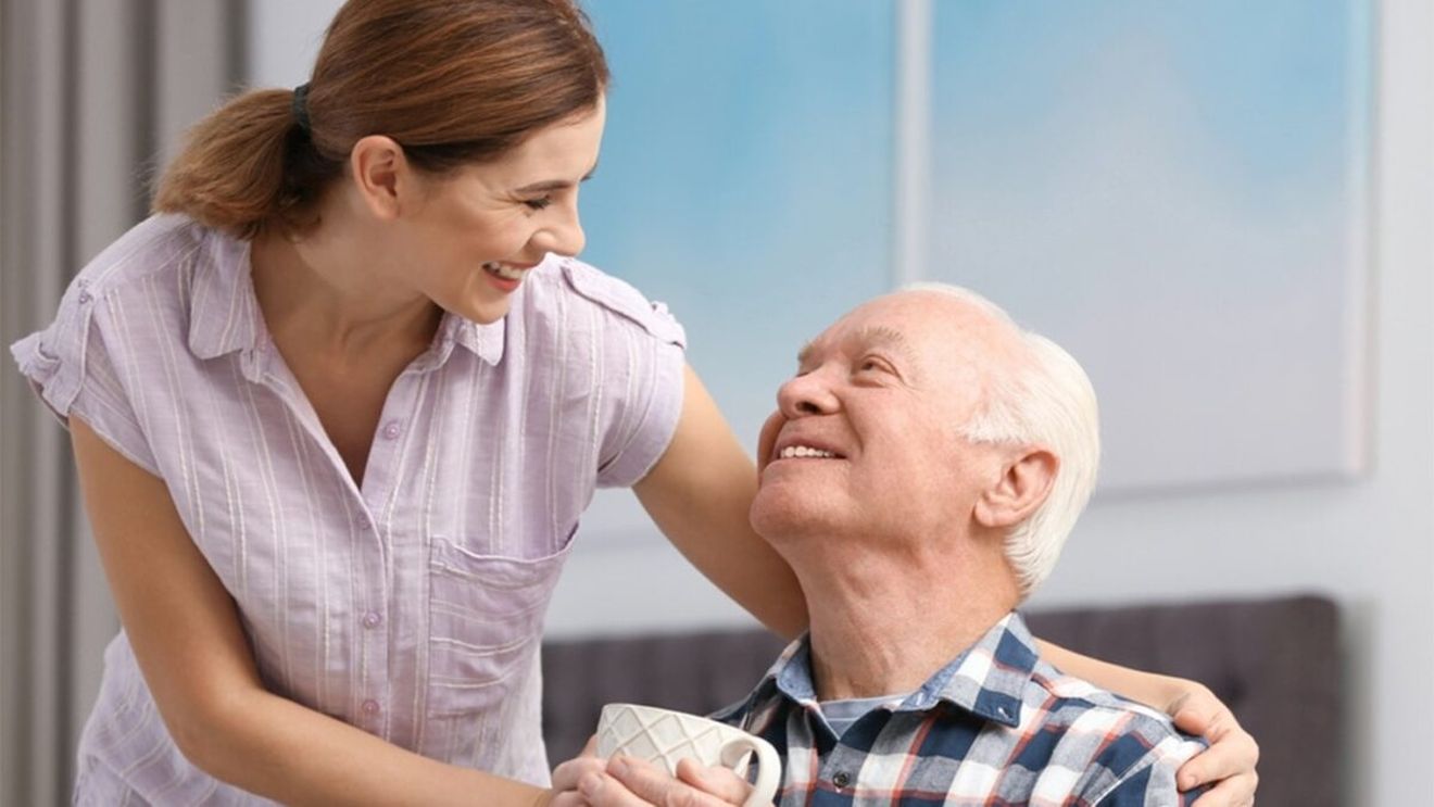 Ce a pățit o badantă de 30 de ani, după ce s-a angajat în casa unui pensionar de 80 de ani: "M-am îndrăgostit de tine". Ce a urmat