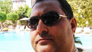 Politistii se chinuie de ani buni sa-l prinda, insa Boenica sta cu burta la soare si se crede Zorro
