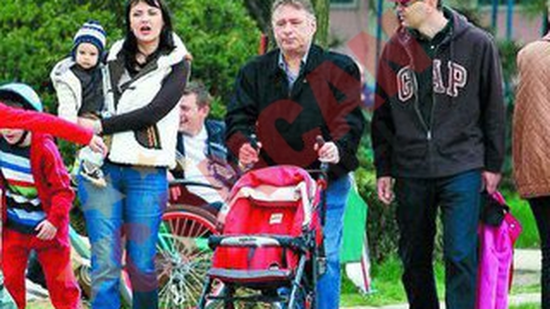 In parc cu iubita si copilul