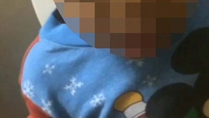 Imagini socante! Doi parinti i-au dat unui copil sa fumeze marijuana in timp ce se amuzau copios pe seama lui