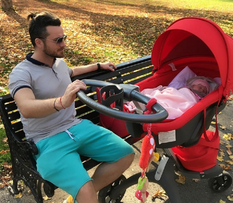 Gabriela Cristea, o mămică tare şic! Cum a ieşit la plimbare cu fiica ei, Victoria! Nu ai văzut-o niciodată aşa: „O, ce drăguţ!”