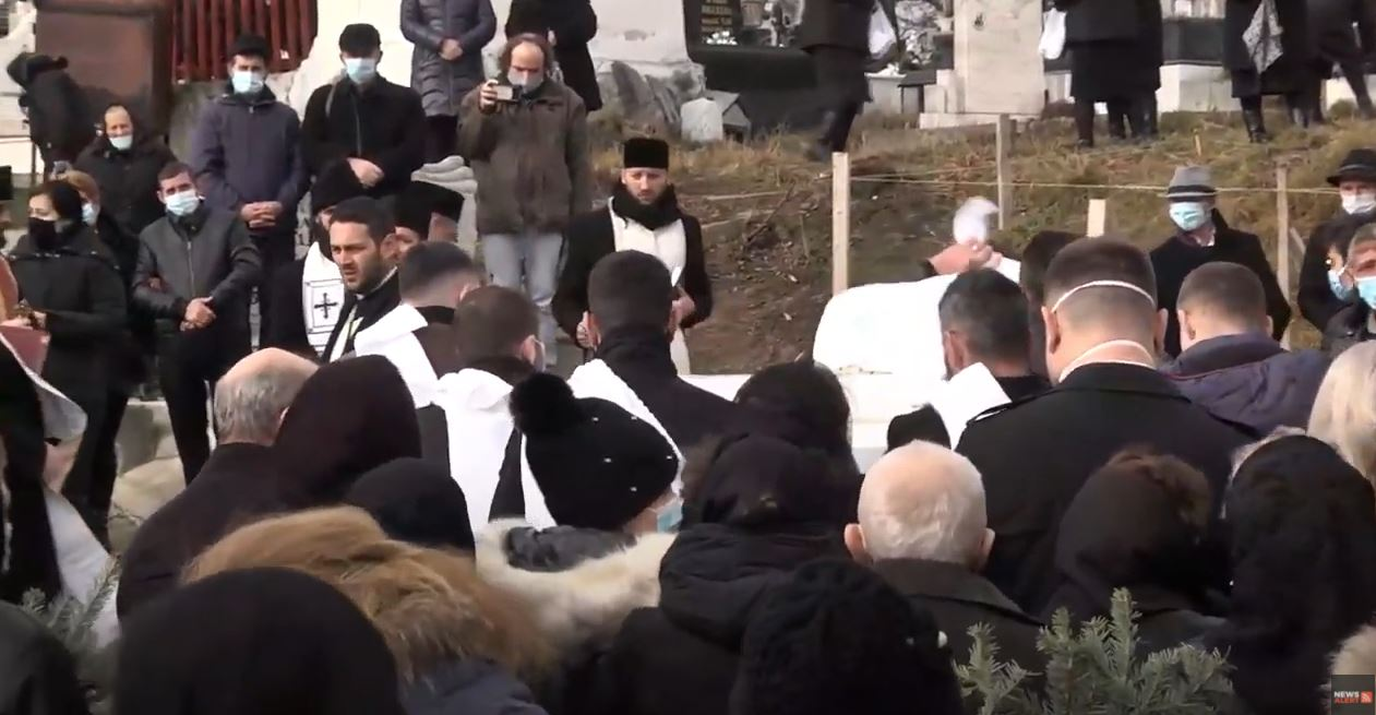 Imagini copleșitoare de la înmormântarea lui Dumitru Stroie. Ce mesaj au scris părinții cântărețului pe coroana de flori | FOTO & VIDEO