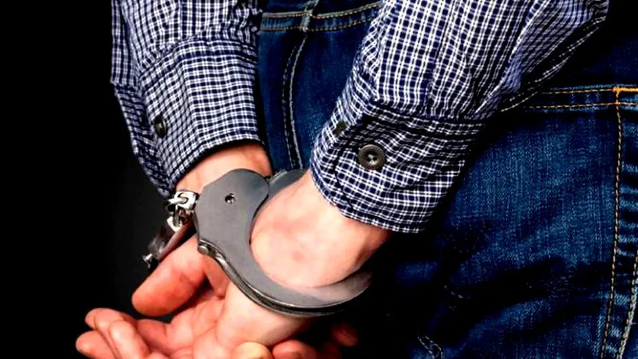 O fetiță de 13 ani din Dâmbovița, aflată în scaun cu rotile, a fost batjocorită timp de un an de tatăl vitreg