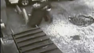 VIDEO Nici hotii nu mai sunt ce-au fost! Doi americani au furat doua tomberoane cu par uman