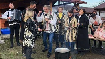 Divele folclorului românesc, dezmăț total la tăierea porcului. S-a cântat și s-a dansat!