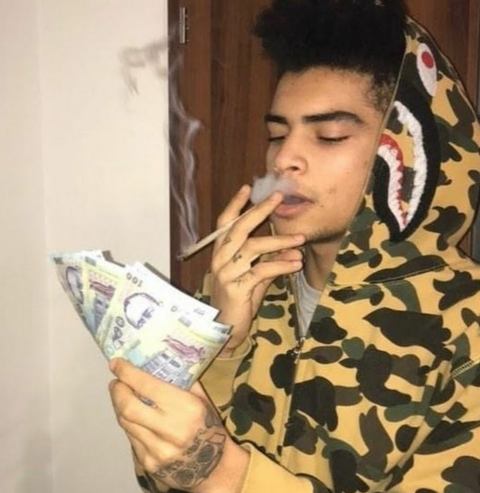 O tânără de 18 ani s-a ascuns într-o secție de Poliție de teamă să nu fie ucisă de un cunoscut artist: “Sunt cel mai mare trapper din România. Pun 10.000 pe capul tău”