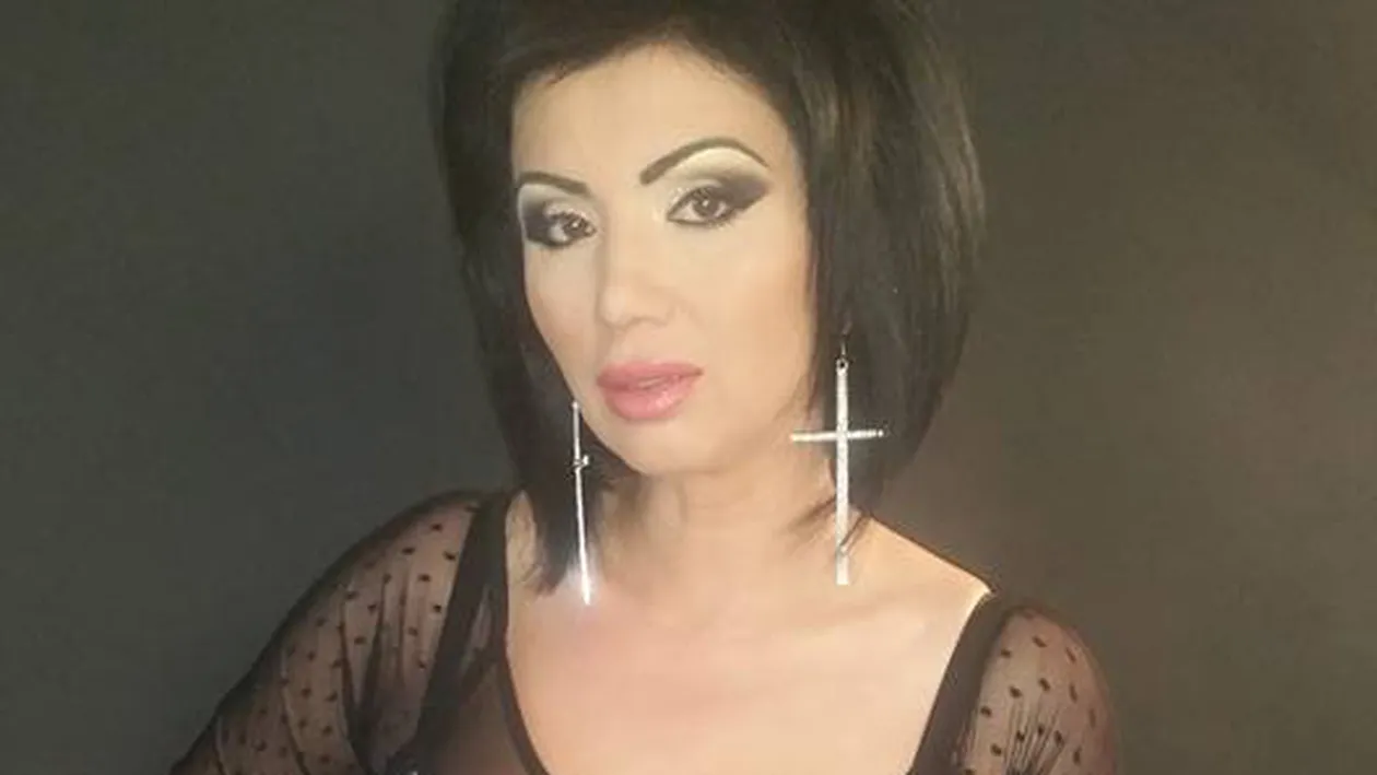 ADRIANA BAHMUŢEANU radiază de fericire! A fost cerută în căsătorie şi a spus „DA“