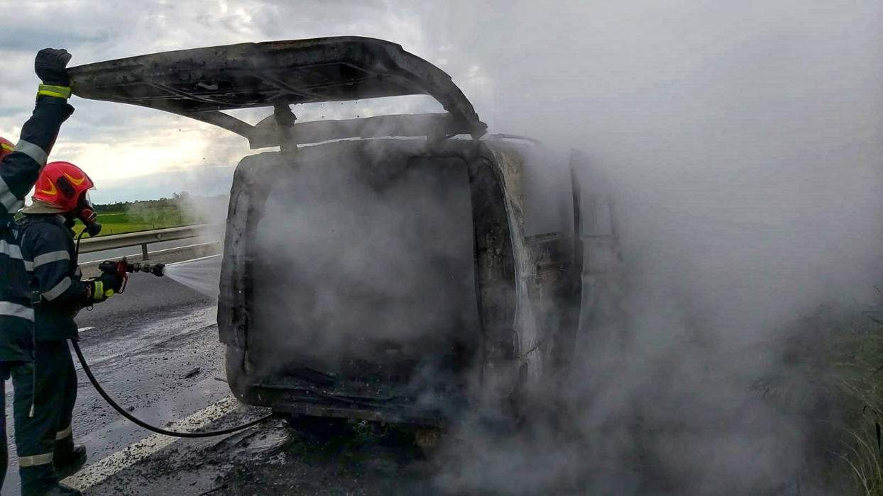 Microbuz plin cu oameni, în flăcări pe A1. Incendiul a izbucnit de la un scurtcircuit. FOTO