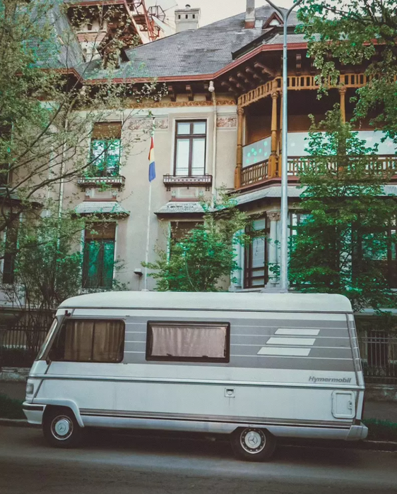 Cum arată autorulota de lux cu care călătorește Dana Rogoz. Are 2 paturi, o zonă de luat masa, dulapuri și sertare