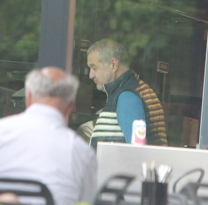 În timp ce Suveranul Pontif se afla în București, milionarul, sub atenta supraveghere a lui Ionuț Luțu, a ales să meargă la cumpărături