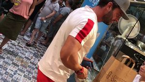 Degeaba şi-a tras şapca peste ochi… Noi l-am filmat în flagrant! ”Mr Musculo” Dorian Popa s-a furişat într-o şaormerie şi…