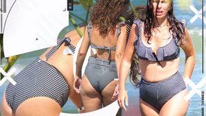 Primele imagini cu “Leoaica de la Pro TV” în costum de baie. Cum a petrecut pe plajă sexoasa cu milioane de euro în conturi