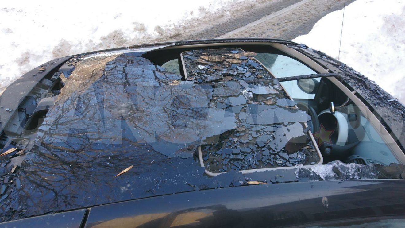 Şi-a curăţat balconul de gheaţă peste maşina lui! Un bărbat şi-a văzut moartea cu ochii