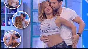 Dani Oţil, în pat cu Flavia în ziua de Crăciun! Când a văzut ce face blonda şi-a pus mâna la ochi