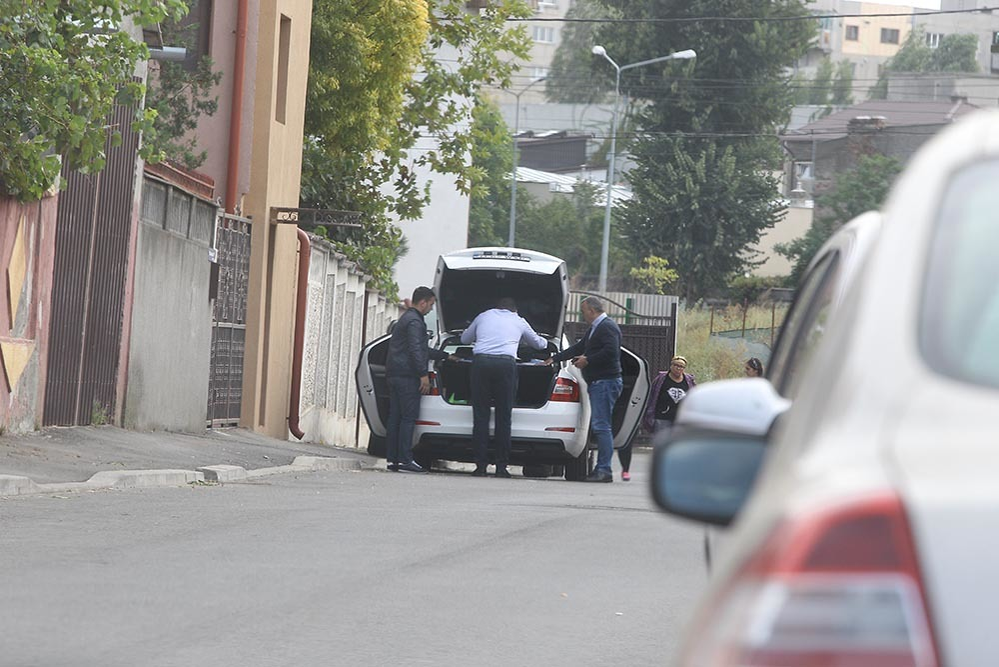 Nemulţumit de cum stau pantalonii, Mutu îi pune el personal în portbagaj
