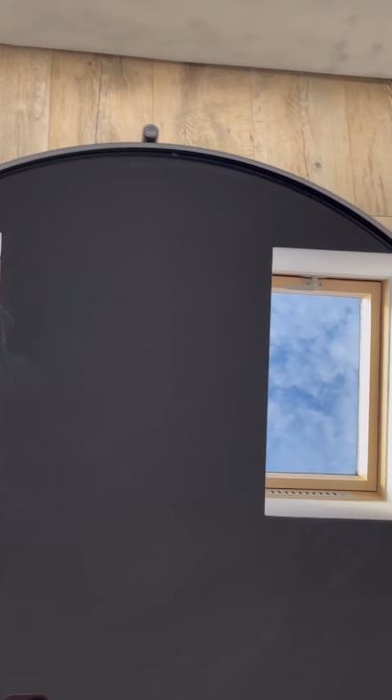 Cum arată penthouse-ul lui Liviu Vârciu din Brașov. Prezentatorul TV a apelat la ajutorul unui designer de interior