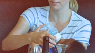 Nu si-ar fi inchipuit nimeni ca actrita cea mai eleganta e experta in schimbat scutece! Charlize Theron a invatat stilurile japonez si spaniol!