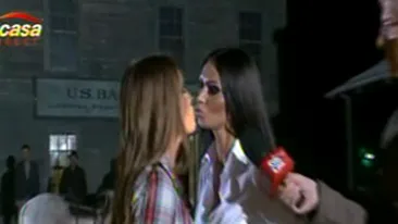 VIDEO DE EXCEPTIE Iubita nepotului lui Gigi Becali, ipostaze lesby cu o blonda! Uite cum se saruta si cum li se misca sanii atunci cand calaresc un taur