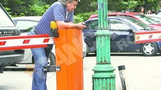 Lupu umbla cu sarpele in picioare