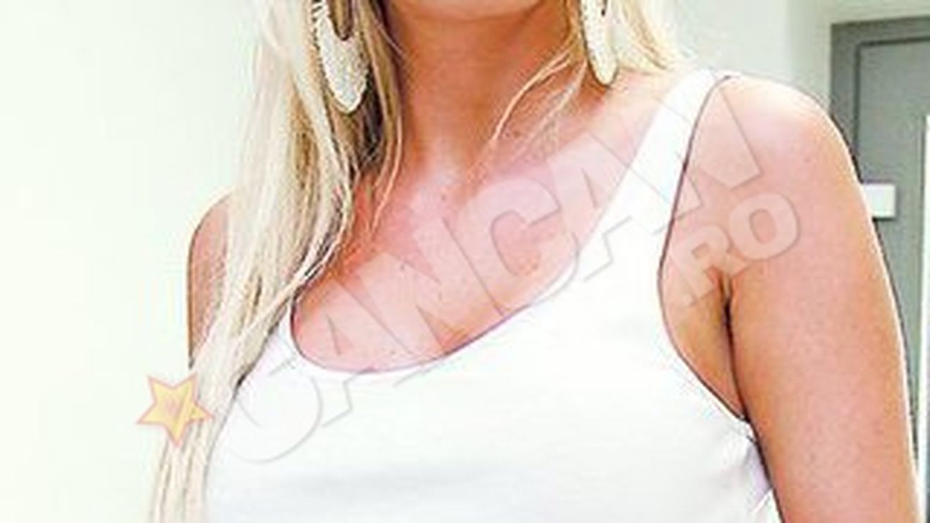 Blonda, asaltata de masculi care vor sa-i devina soferi Ei se dueleaza pentru Simona Sensual!