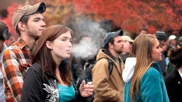 Decizia drastică luată de studenţii din Regie, după ce au aflat că nu le mai este permis să fumeze în campus!