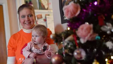 Bolnavă de cancer, mama a două fetițe se pregătește pentru ultimul ei Crăciun